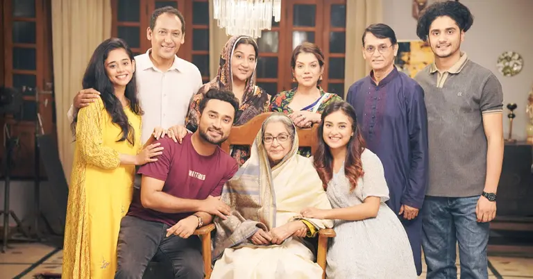 ‘তোমার আমার প্রেম’ নাটকের বিভিন্ন চরিত্র এক ফ্রেমে